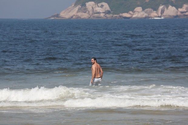 Thiago Lacerda na praia da Barra da Tijuca (Foto: AgNews/Dilson Silva)