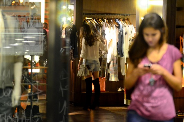 Giovanna Lancellotti em shopping do Rio (Foto: Henrique Oliveira / AgNews)