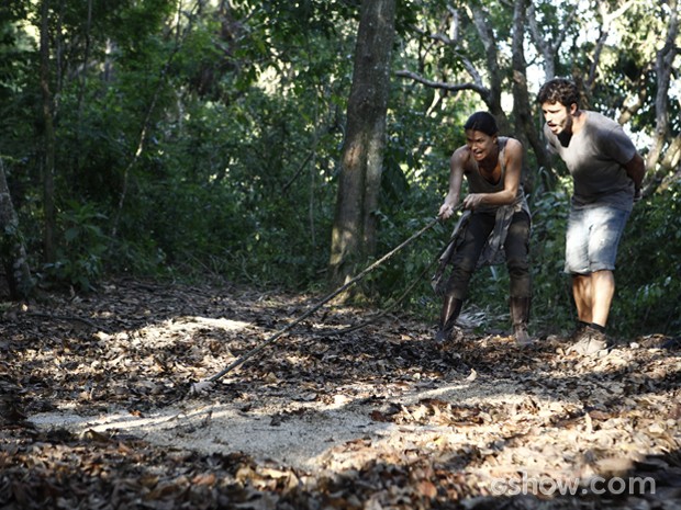 Tereza e William até tentam ajudar Hermes, mas é em vão (Foto: Inácio Moraes / TV Globo)