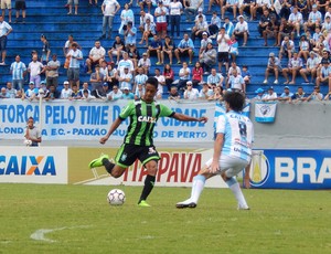 Atacante Felipe Amorim em lance de Londrina x América-MG