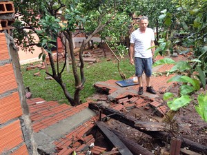 Muro da casa de Martim Braatz caiu com a força da chuva, em Chapecó (Foto: Eduardo Cristófoli/RBS TV)