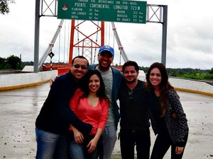 Aline Queiroz (segunda da esquerda para a direita) viajou de carro com os quatro amigos para cusco (Foto: Arquivo pessoal)