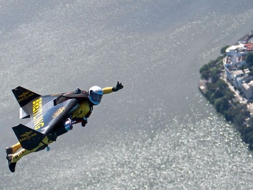 Foto (Foto: Yves Rossy sobrevoa o Rio Foto: John Parker/ AP)