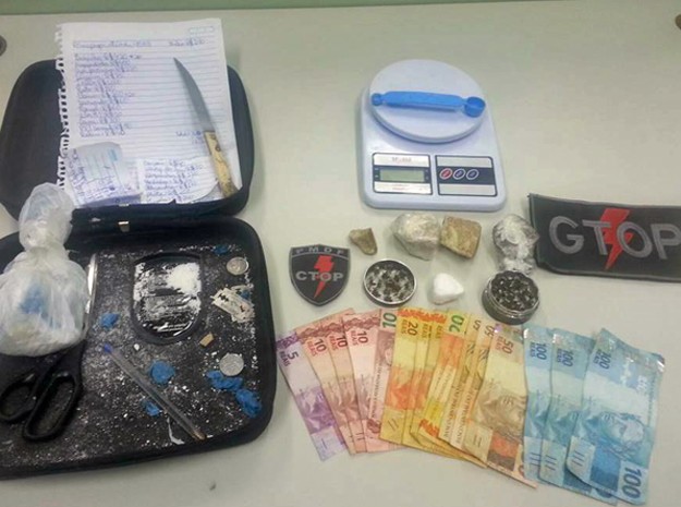 Porções de maconha, crack, cocaína, R$ 595 em espécie e uma balança de precisão foram apreendidos. (Foto: Polícia Militar/Divulgação)