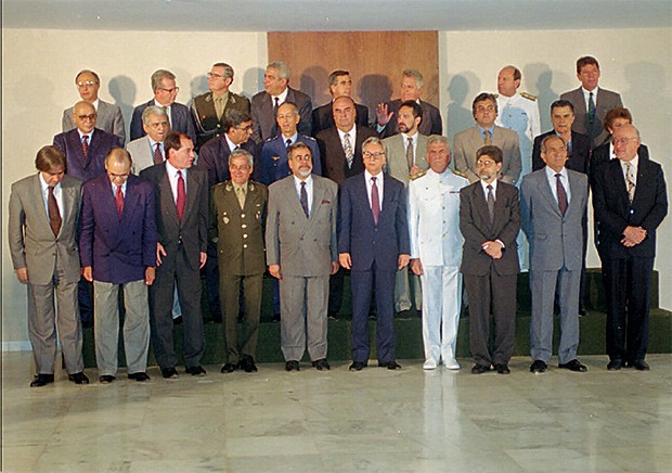INCHAÇO Itamar Franco e seus  26 ministros, em 1994. Hoje, são 39 (Foto: Juca Varella/Folhapress)