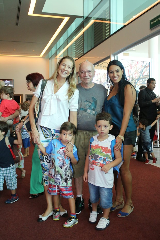 Luana Piovani com o filho  (Foto: AgNews)