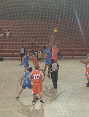 Copa Dr. José Uyeno de Basquete disputada no ginásio Álvaro Dantas, em Rio Branco (Foto: Reprodução/TV Acre)