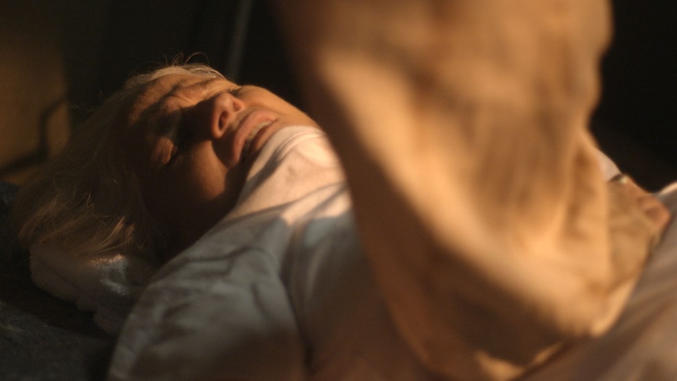 Detenta pisa em Mág (Foto: TV Globo)