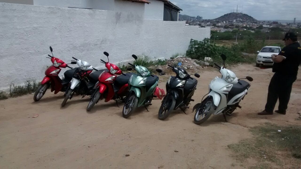 Motocicletas encontradas em uma vila de Caruaru, Pernambuco (Foto: Divulgação/ Polícia Militar)