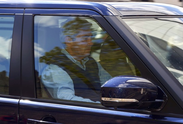 Mike Middleton chega para visitar a neta (Foto: AFP)