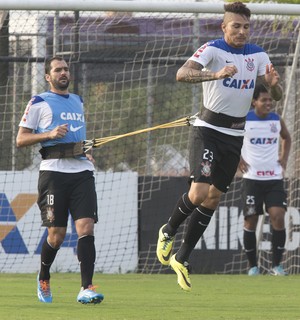 Em tarde quente nos bastidores, Corinthians volta ao trabalho