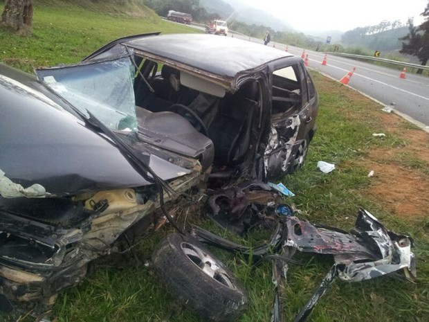 Acidente na BR-393 deixou carro de idoso destruído (Foto: Dilvulgação/Polícia Rodoviária Federal)
