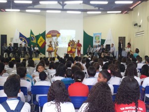 Revista da Justiça é distribuidas para alunos de escola estadual de Petrolina (Foto: Luana Benardes / TV Grande Rio)