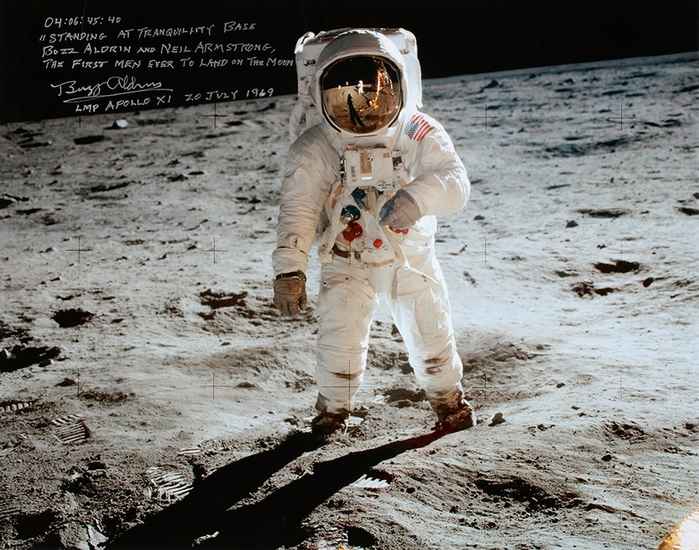 A fotografia mostra Buzz Aldrin na Lua; a foto foi tirada por Neil Armstrong, cujo reflexo aparece no capacete; peça vale entre US$ 3 mil e US$ 5 mil. (Foto: Divulgação)