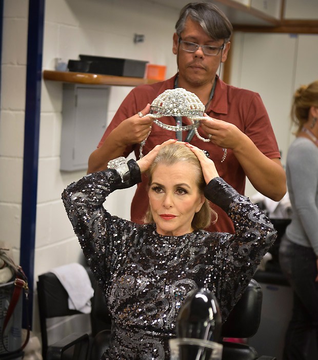 Irene Ravache recebe o adorno de cabeça (Foto: Fábio Cordeiro/Revista QUEM)