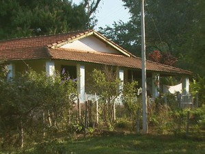 Casa de sítio onde idosos foram assassinados em São João da Boa Vista (Foto: Oscar Herculano/ EPTV)