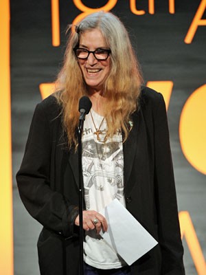 Patti Smith apresenta prêmio no Webby Awards atribuído ao artista de rua Banksy (Foto: Bryan Bedder/Getty Images/AFP)