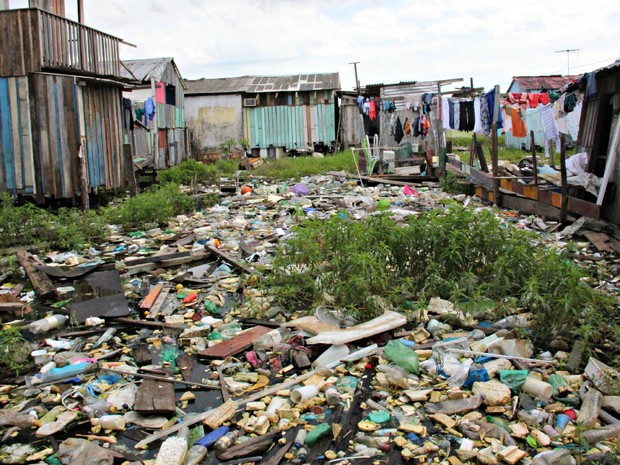 Cheia do bairro Presidente Vargas deixou lixo próximos das casas (Foto: Suelen Gonçalves/G1 AM)