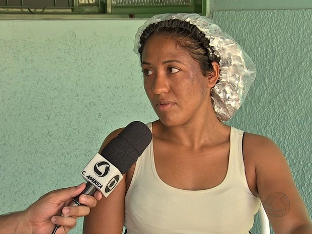 Estudante teve queimaduras no rosto após ser atingida por tinta (Foto: Reprodução/ TVCA)