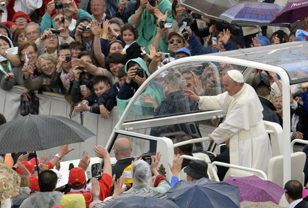 Papa Francisco cumprimenta fiéis na Praça São Pedro neste domingo (5) (Foto: Andreas Solaro/AFP)