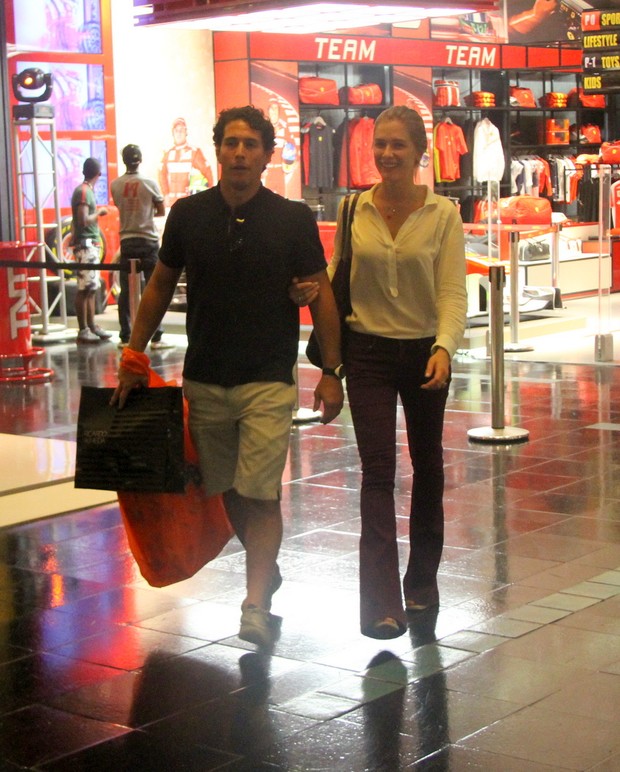 Fiorella Matheis e Flávio Canto passeiam no shopping no Rio (Foto: Daniel Delmiro/AgNews)