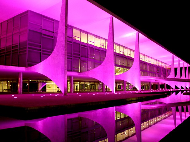 Palácio do Planalto ganha iluminação especial para campanha "Outubro Rosa" (Foto: Vianey Bentes/TV Globo)