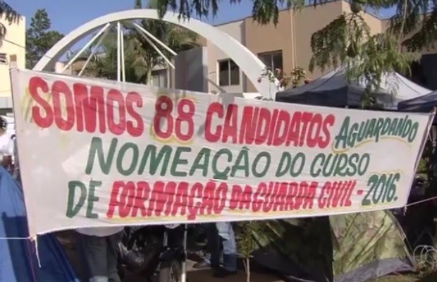 Aprovados para a GCM acampam há quase um mês na porta de prefeitura em Goiás (Foto: Reprodução/TV Anhanguera)