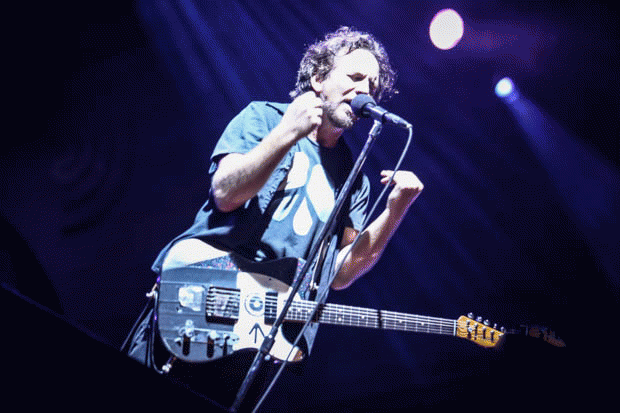 Eddie Vedder gesticula empolgado durante show do Pearl Jam no Estádio do Morumbi (Foto: Fábio Tito/G1)