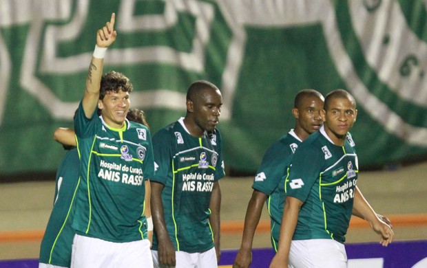 Junior Viçosa gol Goiás (Foto: Carlos Costa / Ag. Estado)