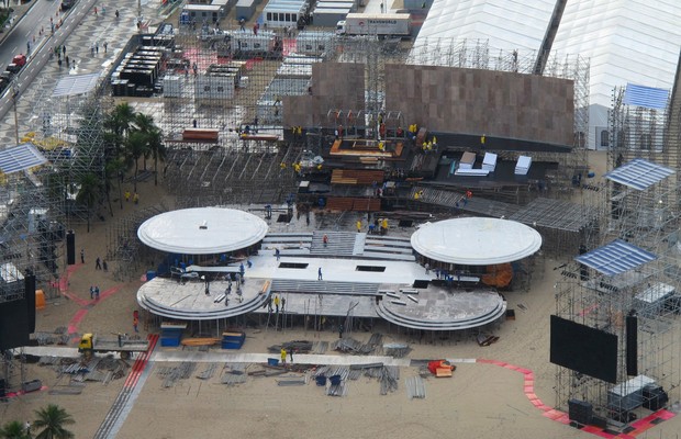 Vista aérea do palco que está sendo montado para a Jornada Mundial da Juventude na praia de Copacabana, onde o Papa Francisco rezará uma missa (Foto: Genilson Araújo / Parceiro / Agência O Globo)