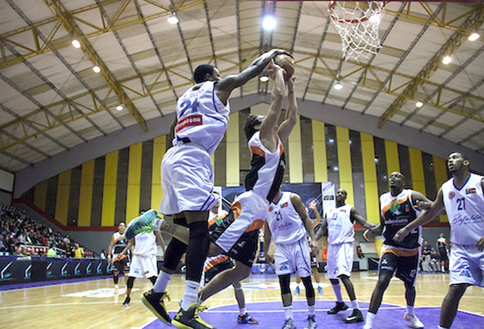 Trotamundos (VEN) vs. Bauru (BRA) basquete (Foto: Felipe Caicedo / FIBA Americas )