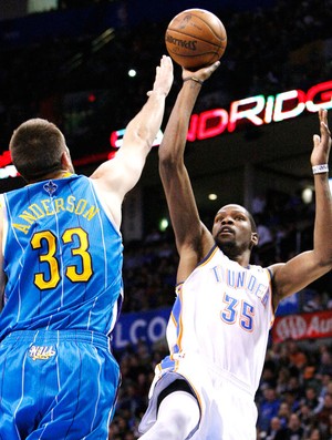 Kevin Durant no jogo da NBA do Thunders contra o Hornets (Foto: AP)