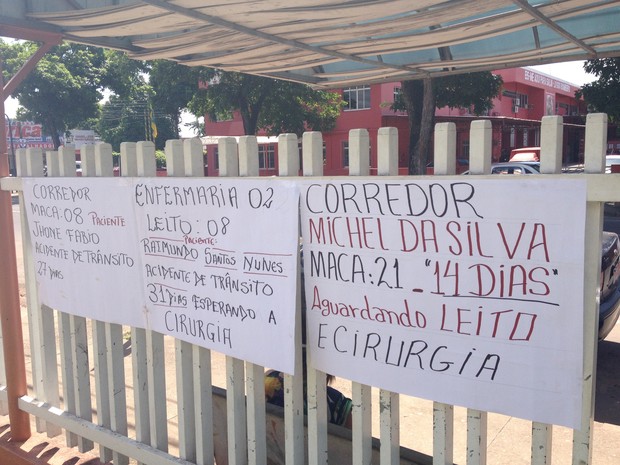 Cartazes com nomes e tempo de espera de pacientes no Hospital de Emergências de Macapá (Foto: John Pacheco/G1)