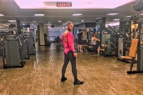 Vingan&ccedil;a de designer contra homofobia em academia na Barra vira hit na internet