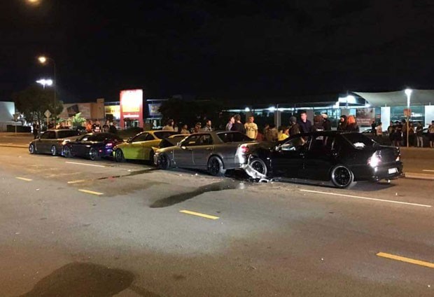 Engavetamento envolveu cinco carros em Jandakot, subúrbio de Perth (Foto: Reprodução/Facebook)