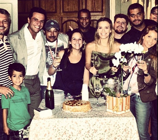 Carolina e a equipe de Salve Jorge (Foto: Instagram)
