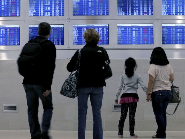 29 de outubro - Viajantes da Delta Airlines olham para uma tela com os voos desta segunda-feira em Detroit. Dezenas de voos que partem da cidade foram cancelados. (Foto: Charlie Riedel/AP) 29 de outubro - Viajantes da Delta Airlines olham para uma tela com os voos desta segunda-feira em Detroit. Dezenas de voos que partem da cidade foram cancelados. (Foto: Charlie Riedel/AP)