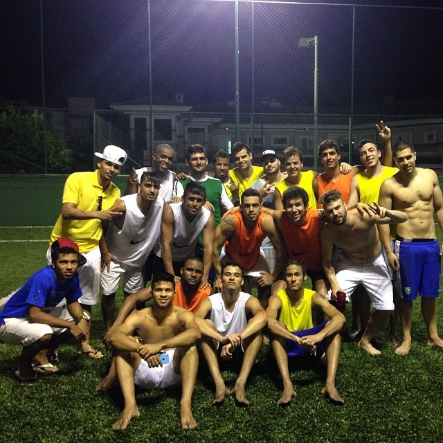 Neymar (embaixo à direita) (Foto: Reprodução/Instagram)