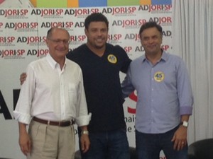 Aécio Neves com o candidato a governador Geraldo Alckmin e o ex-jogador Ronaldo durante evento de campanha em Osasco (SP) (Foto: Livia Machado / G1)