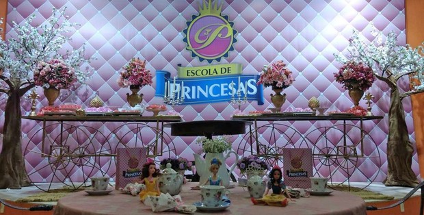 Decoração de um evento da Escola de Princesas (Foto: Reprodução/Facebook)