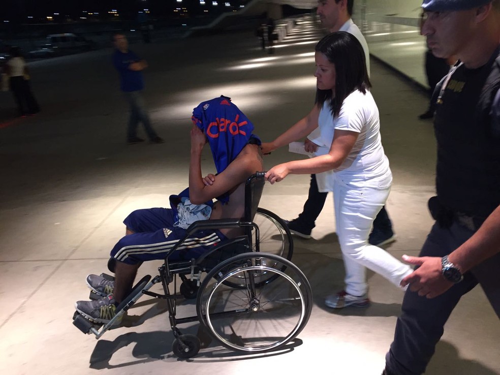 No total, quatro torcedores do time chileno foram encaminhados ao hospital (Foto: Marcelo Braga)