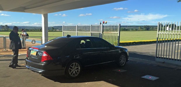 Carro com o ministro Joaquim Levy chega ao Palácio da Alvorada (Foto: Lucas Salomão / G1)