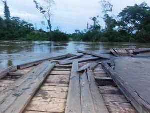 Águas do Rio Vermelho alagaram e danificaram estrutura de ponte de madeira da MT-170 perto do município de Castanheira (Foto: Cleverson Veronese / TOP NEWS)