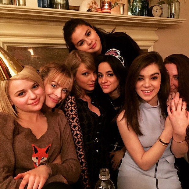 Camila Cabello, do grupo Fifth Harmony, comemora aniversário com amigas como Selena Gomez e Taylor Swift