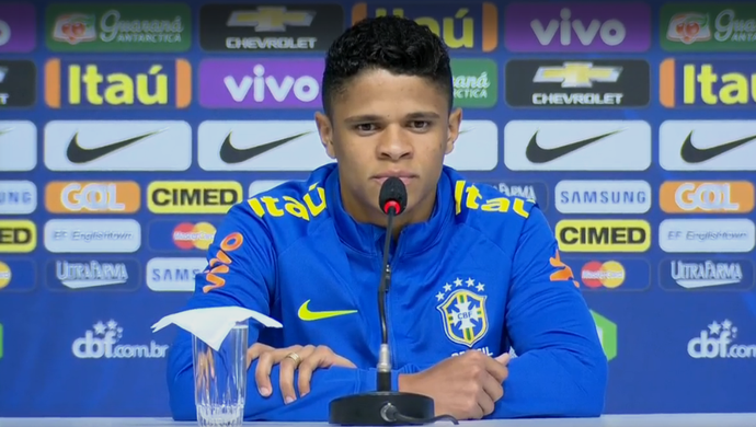Douglas Santos coletiva seleção brasileira (Foto: GloboEsporte.com)