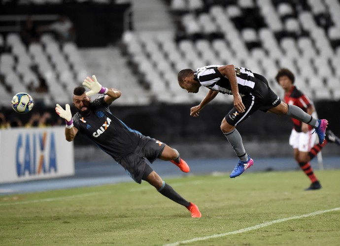 Roger cabeceia para fazer gol do Botafogo contra o Flamengo (Foto: André Durão)