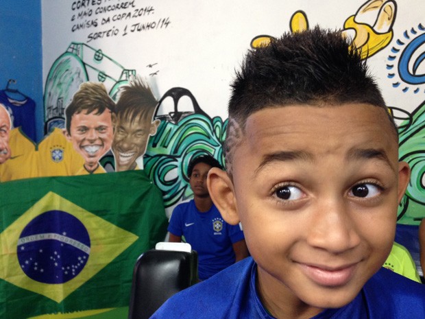 Torcedores pedem cortes de cabelos inspirados nos ídolos da seleção brasileira (Foto: Káthia Mello/G1)