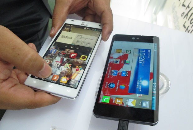 Lee Sung Jin compara design e resolução das telas da geração anterior do smartphone, o LG Optimus 2, com o novo Optimus G. (Foto: Daniela Braun/G1)