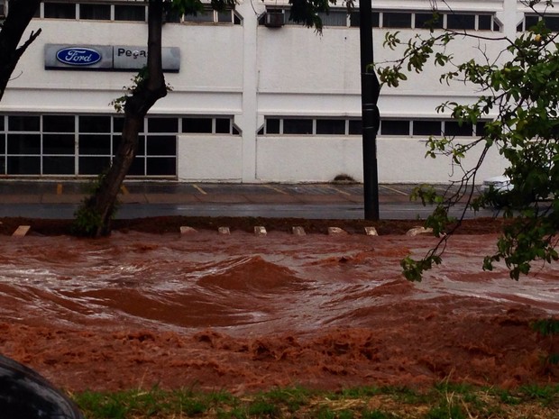 Logo da Avenida Nuno de Assis ficou coberto pela chuva (Foto: Ana Carolina Levorato/G1)