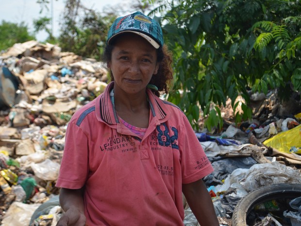 Francisca vive no lixão da cidade de Plácido de Castro (Foto: Iryá Rodrigues/ G1)